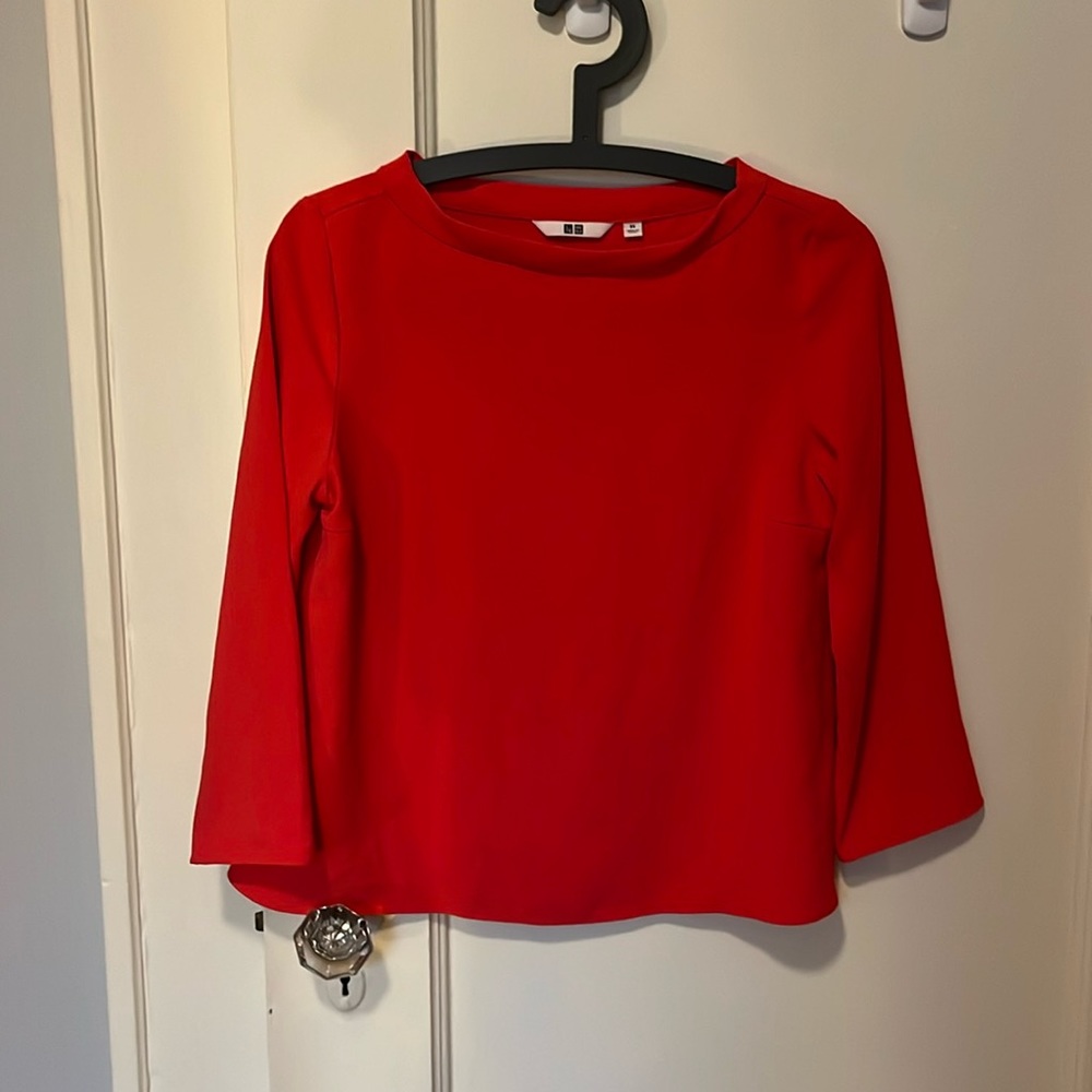Uniqlo “silky” polyester drapey super soft crew/boat neck blouse.